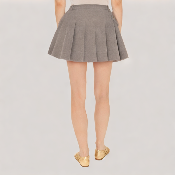 Short wide pleated skirt