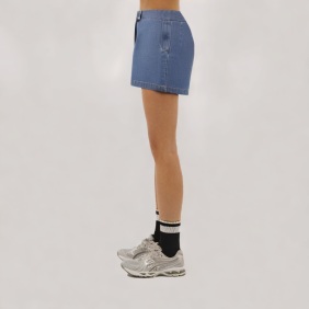 Simple and fashionable denim shorts