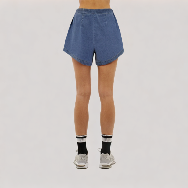 Simple and fashionable denim shorts