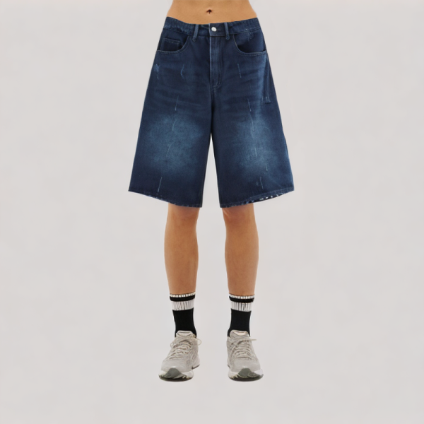 Fashionable casual knee-length shorts