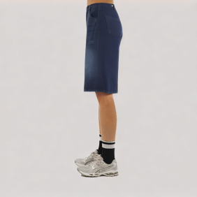 Fashionable casual knee-length shorts