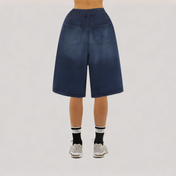Fashionable casual knee-length shorts