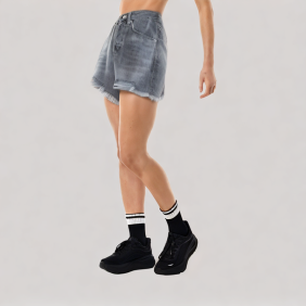 Casual high-waisted frayed denim shorts