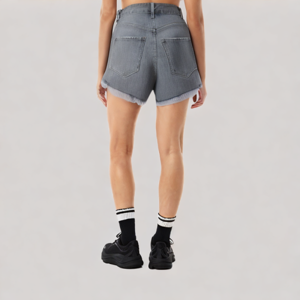 Casual high-waisted frayed denim shorts