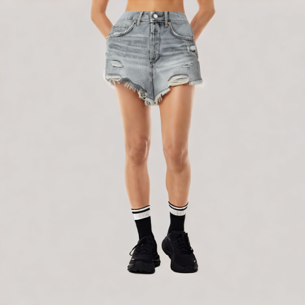 Stylish mid-rise denim shorts