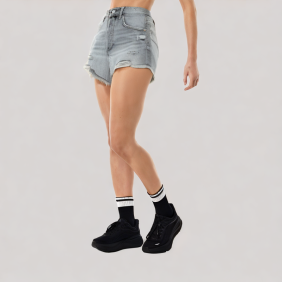 Stylish mid-rise denim shorts